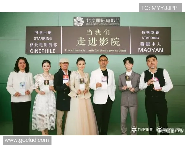 足球明星齐聚影院共同欣赏经典电影引发热议与讨论